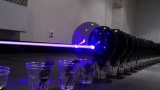 Blå laser vs. 100 ballonger