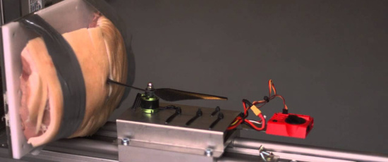 Vad händer när en drönarpropeller möter ett stycke kött?