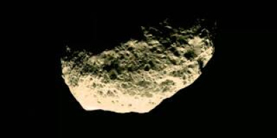 Hyperion, en av Saturnus månar, i närbild