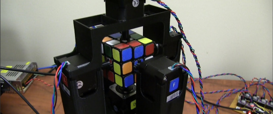 Se roboten lösa Rubiks kub på mindre än en sekund