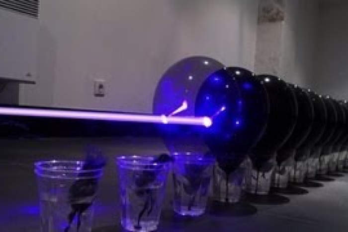 Blå laser vs. 100 ballonger