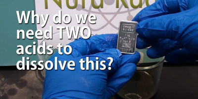 Varför behövs det två syror för att lösa guld?