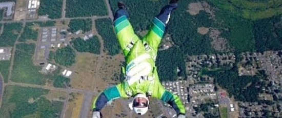 Hur överlever man ett fall från 7620m utan fallskärm?
