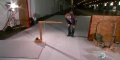 Vilken träffar marken först?