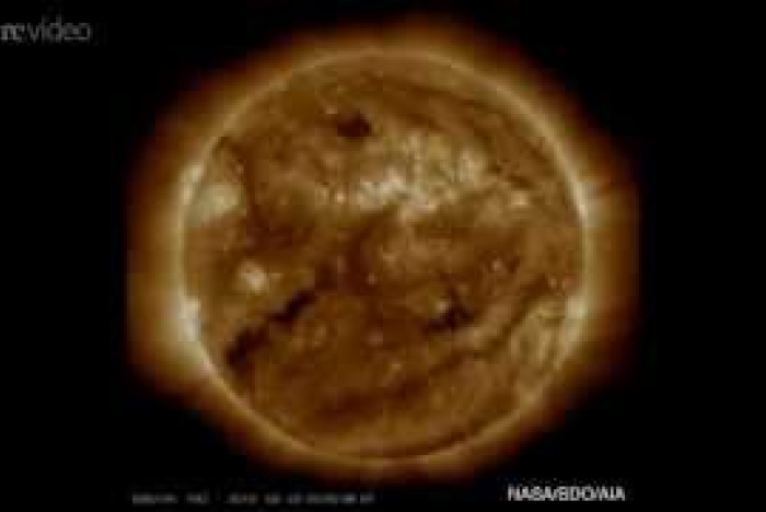 Varför är solens atmosfär varmare än dess yta?