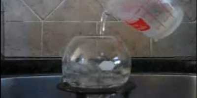 Hur man får vatten att koka med hjälp av is