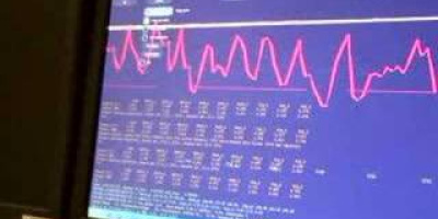 En apa som kontrollerar en robot med blotta tanken