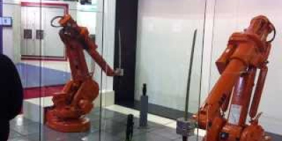 En svärdsfajt mellan två ABB-robotar
