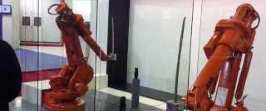 En svärdsfajt mellan två ABB-robotar
