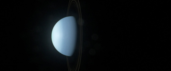 Varför ligger Uranus på sidan?