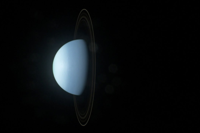 Varför ligger Uranus på sidan?