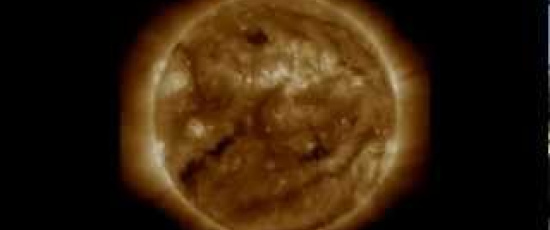 Varför är solens atmosfär varmare än dess yta?