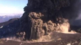 Eyjafjallajökull-vulkanen kastar stenar omkring sig