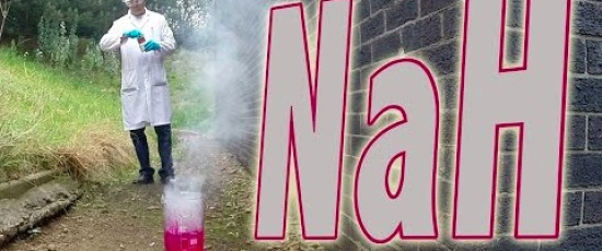 Hur natriumhydrid reagerar med vatten