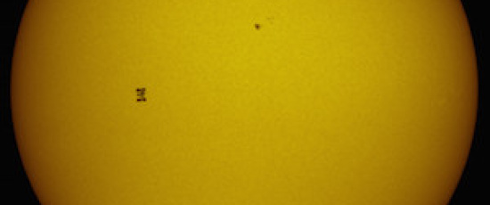 Häftiga bilder: ISS passerar solen!
