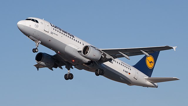 Ett flygplan som just har lättat.