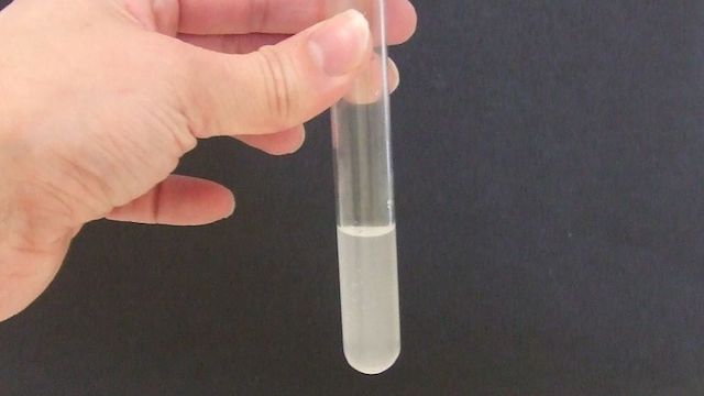 Kalkvatten grumlas när det blandas med koldioxid.