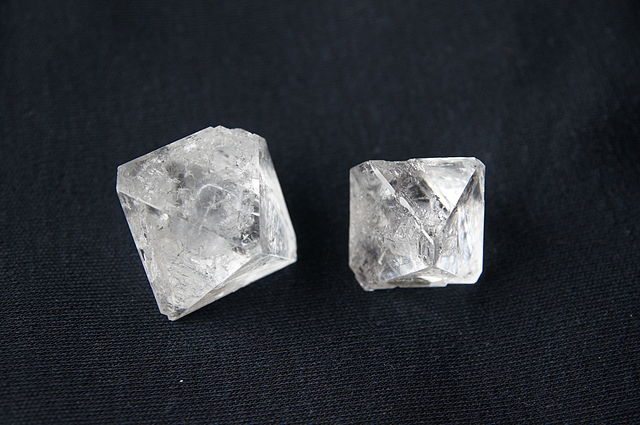 Kristaller av kaliumaluminiumsulfat.