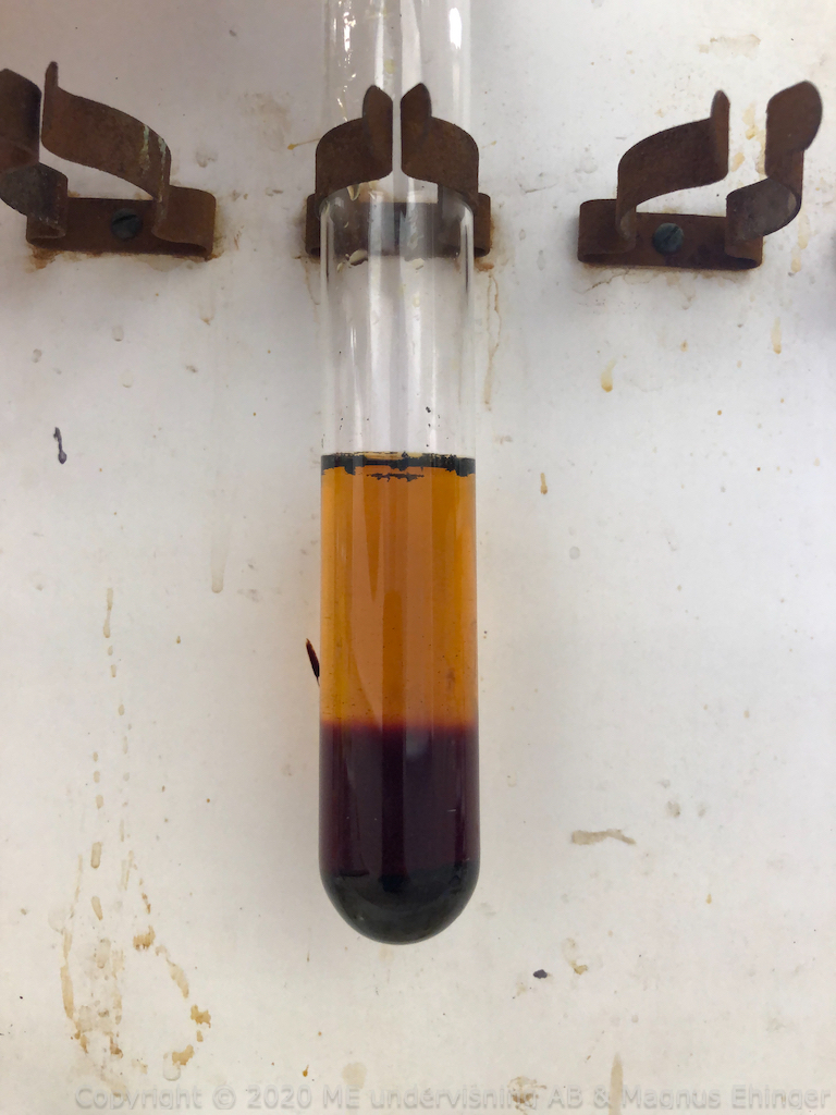 När natriumjodid sätts till klorvatten oxideras jodidjonerna till jod.