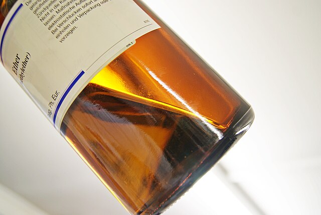 Glittrar det i botten på eterflaskan? I så fall kan det ha bildats explosiva så kallade peroxider.