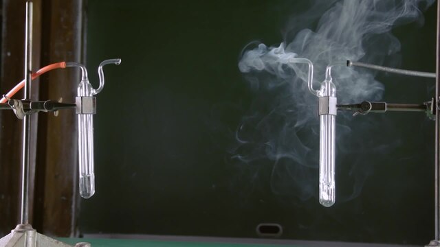 Vätekloridgas och ammoniakgas reagerar med varandra och bildar salmiakrök.