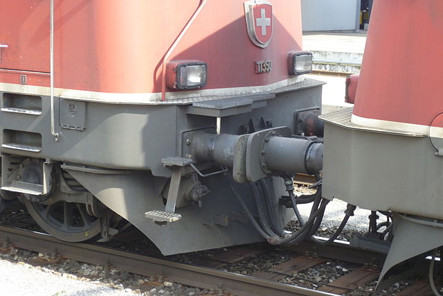 Lokets buffert dämpar stöten när den stöter i en vagn.